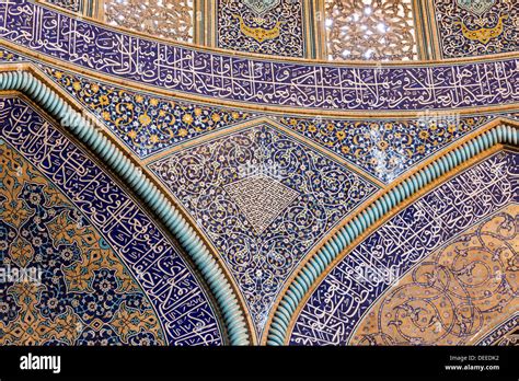 “The Mosque of Shaykh Lutfallah” - A Symphony of Azure Tiles and Intricate Geometrical Patterns!